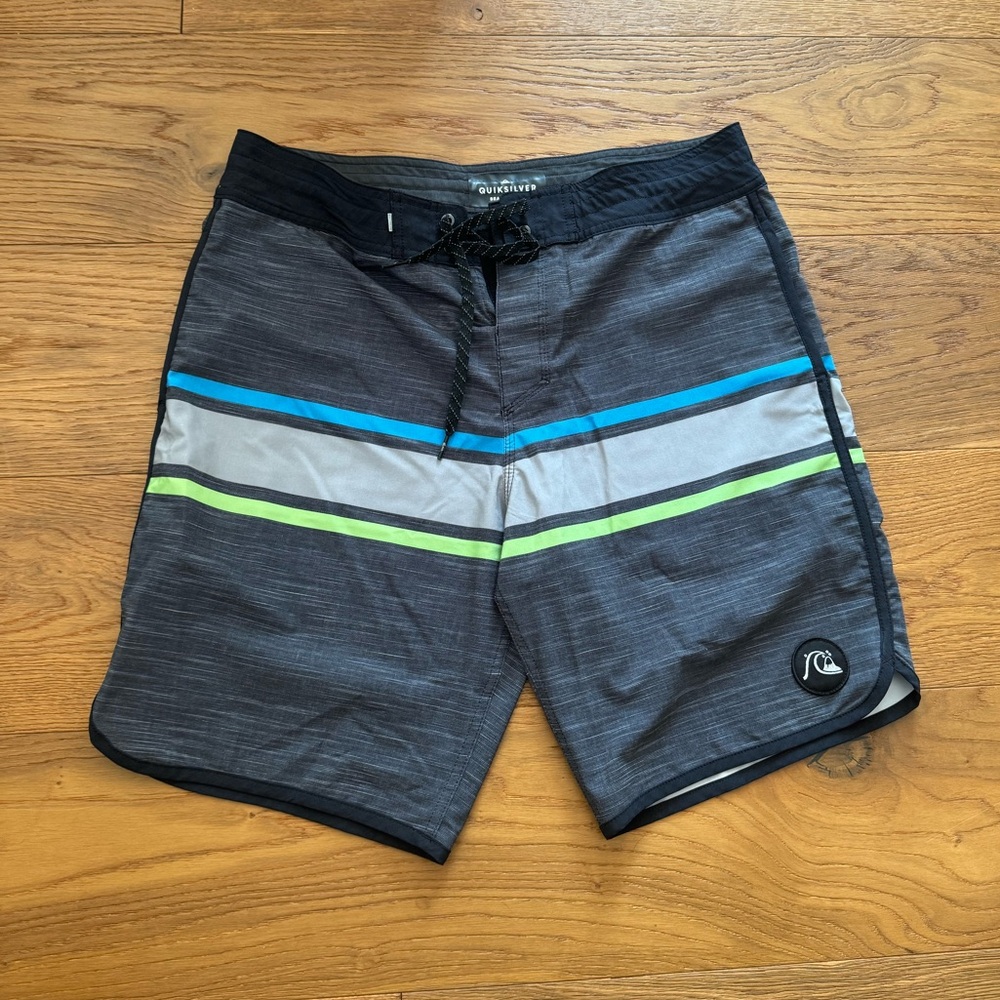 MENS QUICKSILVER BOARD SHORTS SIZE 34
